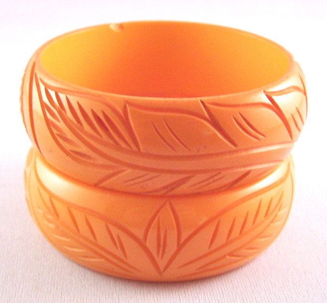 BB411 leaf & scoop carved corn bakelite bangle